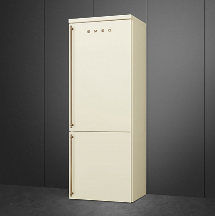SMEG FA8005RPO5 Отдельностоящий холодильник, 70 см, петли справа, кремовый, фурнитура латунная